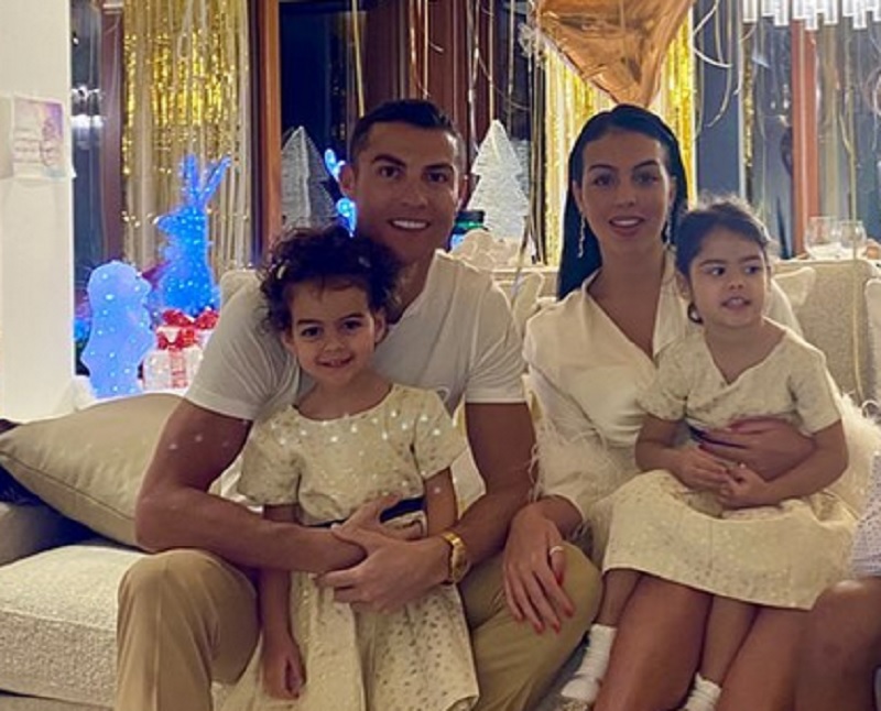 Gemasnya 2 Putri Ronaldo Coba Berdandan hingga Hancurkan Alat Make-Up Georgina Rodriguez : Okezone Bola