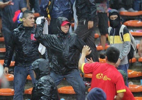 Giải mã tâm lý “hooligan” của các cổ động viên bóng đá